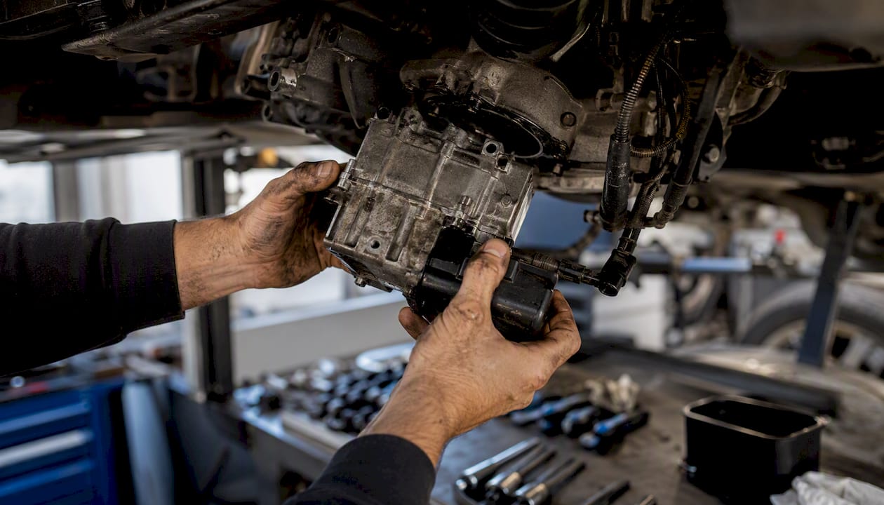 Technician removing Haldex coupling pump