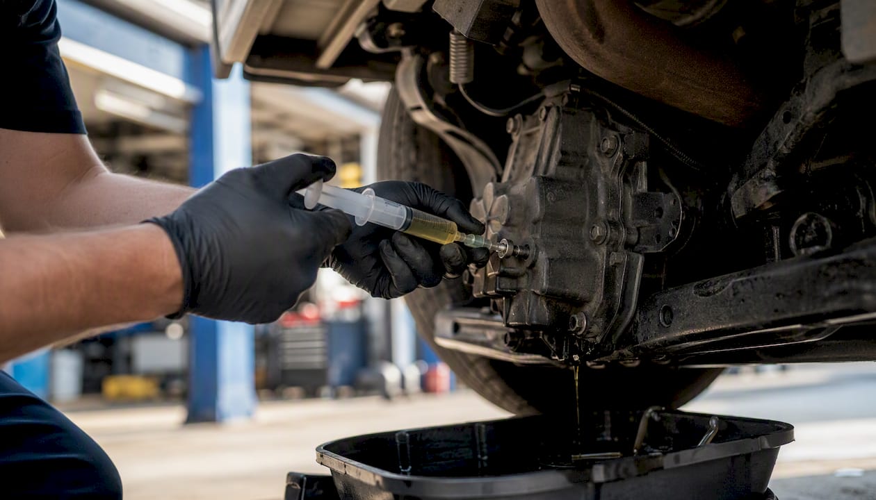 Hands filling oil into Haldex coupling