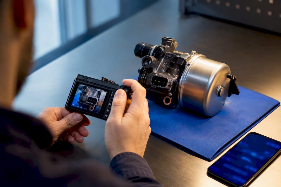 Photographing a Haldex pump part number