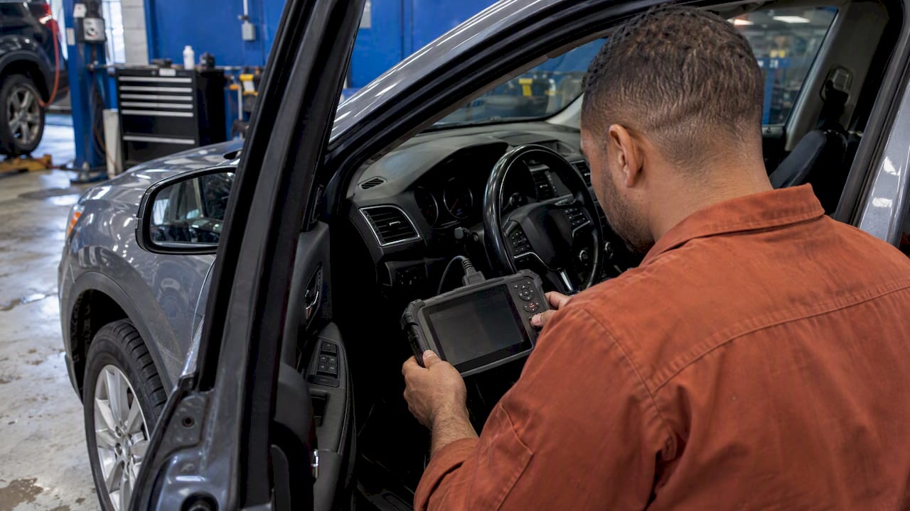 Technician checks Haldex fault after service